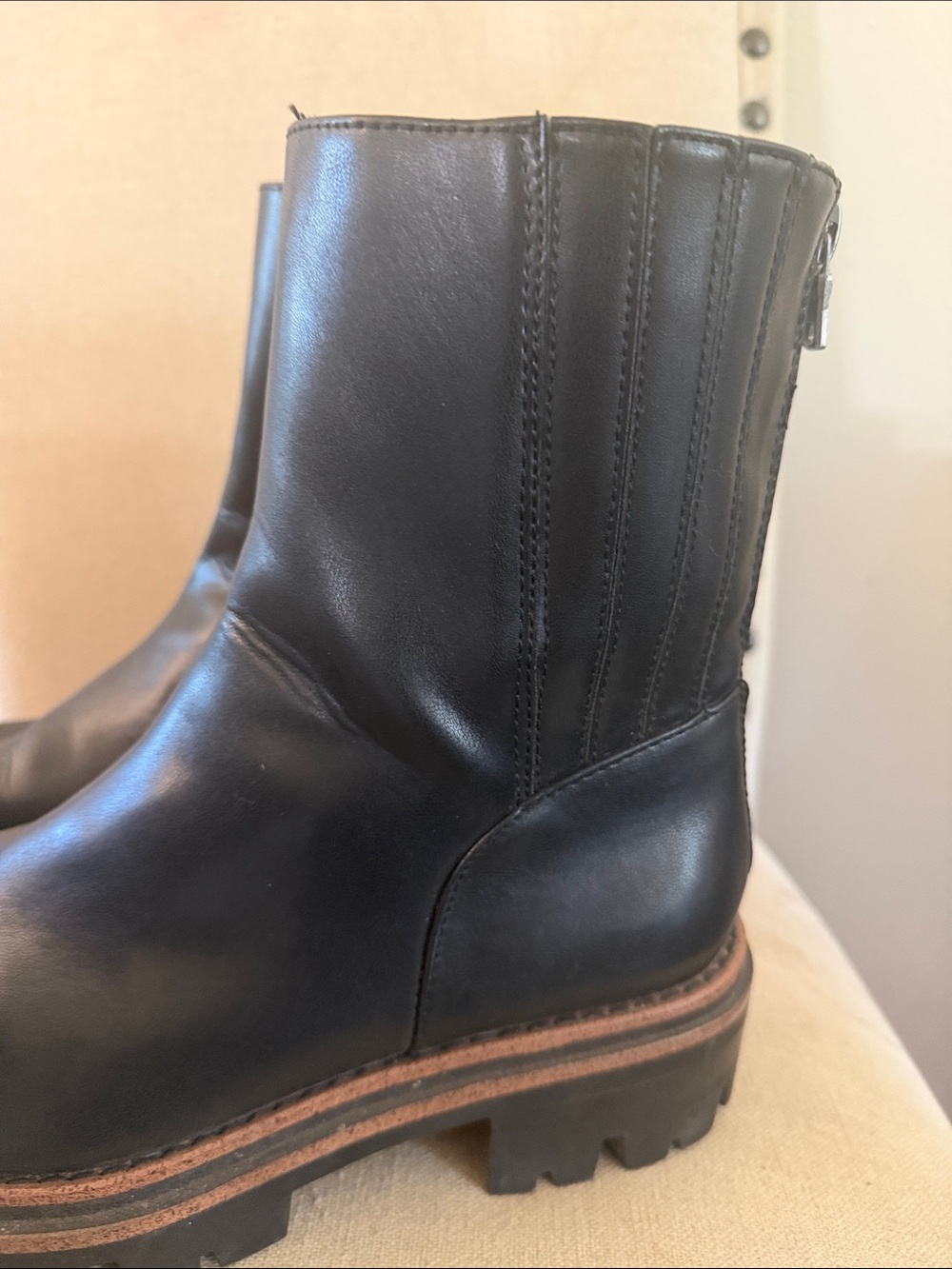 Korks Women’s Platform Lug-Soled Back Zip Faux Leather Boots Black Size 9 - Picture 2 of 12
